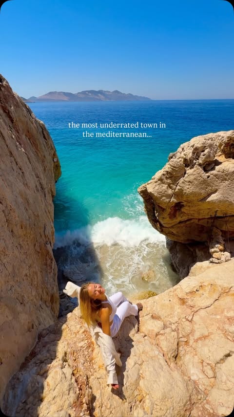 Instagram post by @juliiathompson for L.L.Bean. Caption reads: [...] to the vibrant town of Kaş, Türkiye🌞✨....