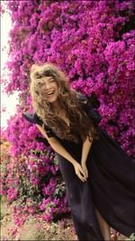 Instagram post by @sofiareyes for Mercado Libre. Caption reads: Ropa que me hace sentir única 🌻🌼🌸🍃🦋🌬️ 
....