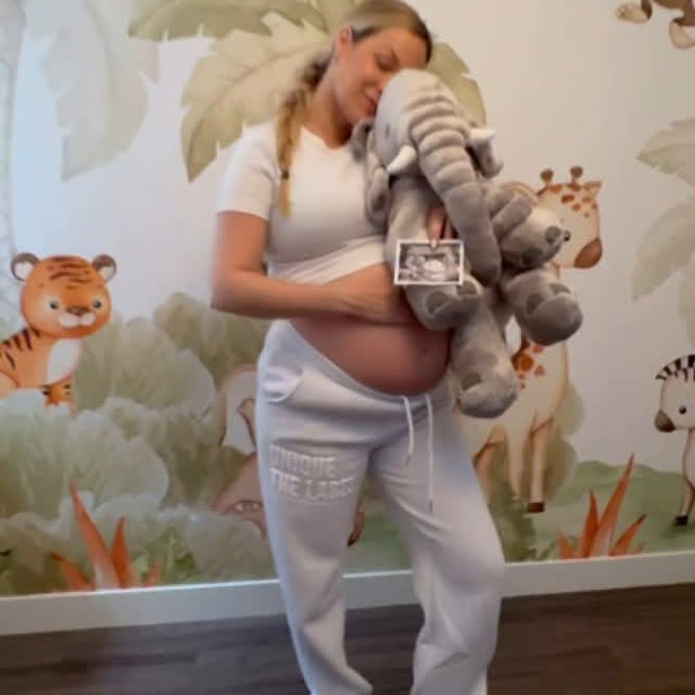 Instagram post by @manon_kool for Photowall. Caption reads: Jaaa we zijn begonnen met de babykamer 🥹🐘!! Ik....