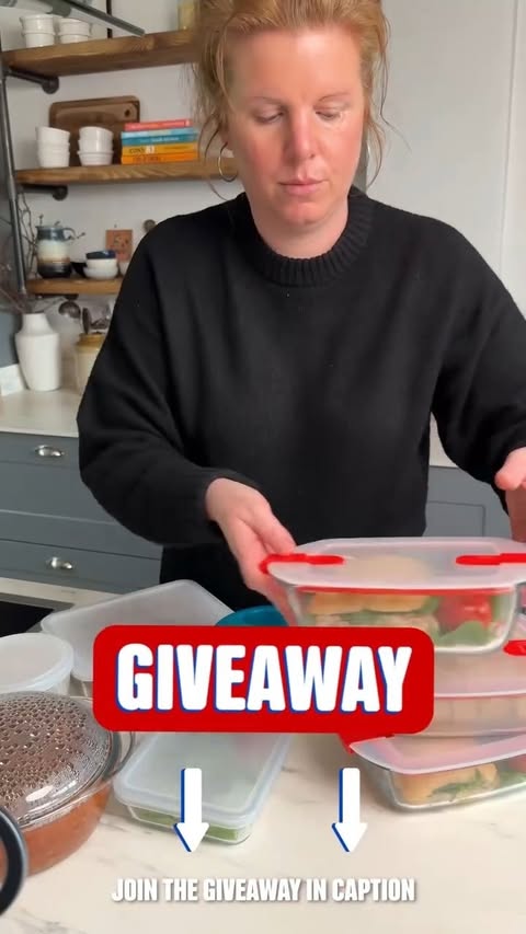 Instagram post by @amysheppardfood for Pyrex. Caption reads: [...] of my kitchen kit too! ...so I messaged....
