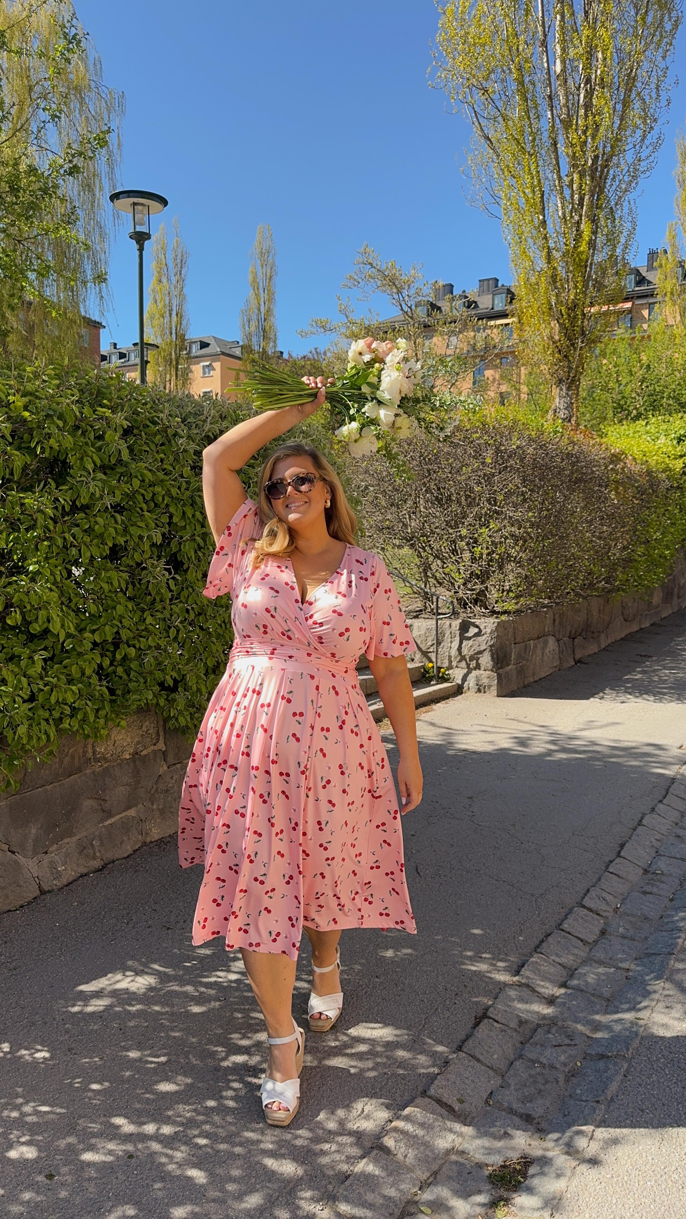 Instagram post by @lindamariie for Ellos. Caption reads: Linda Marie har tolkat sina mest älskade plagg på....