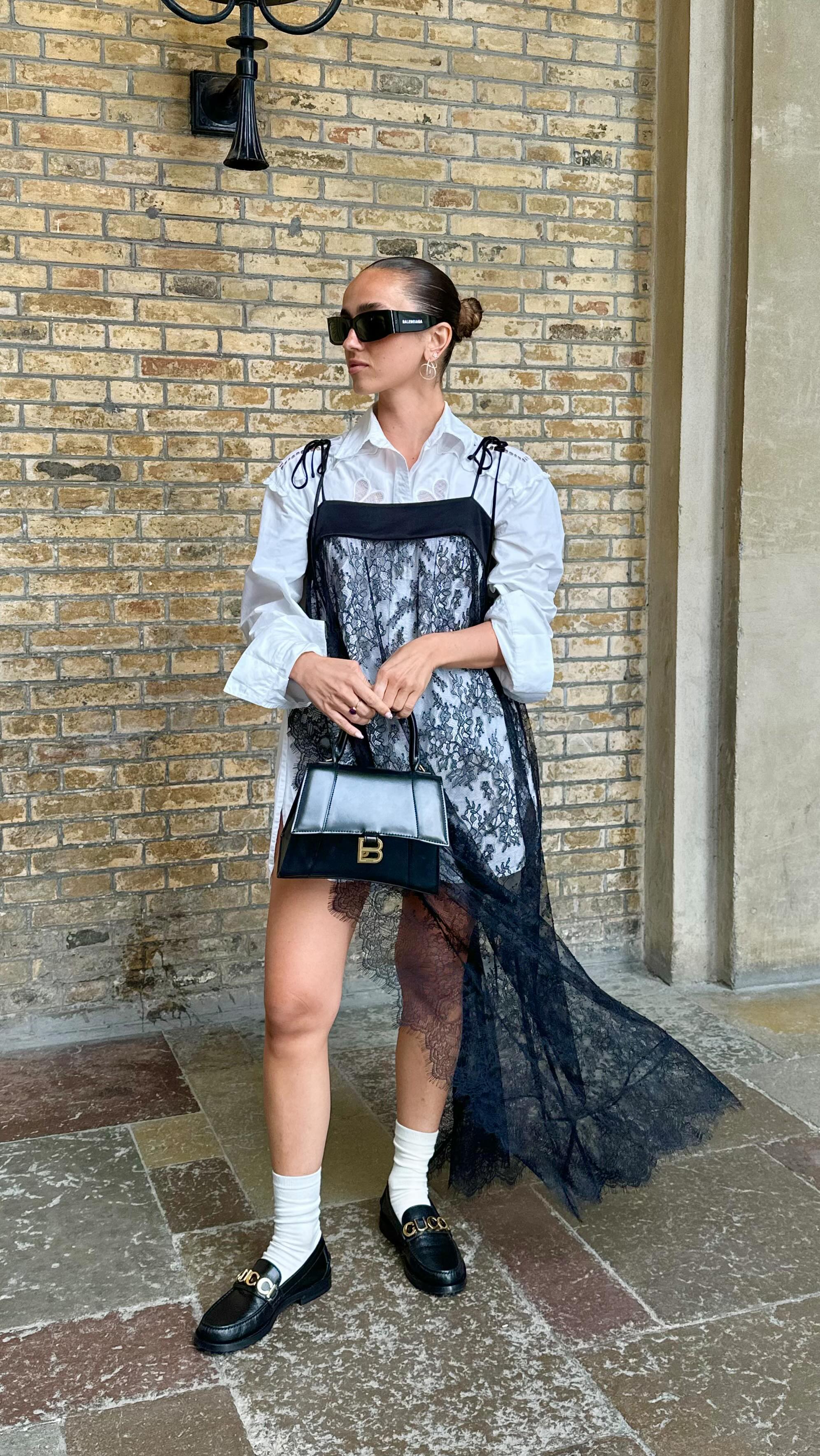 Instagram post by @emmelymoraitis for Munthe. Caption reads: Første show outfit 🖤 Annonce.