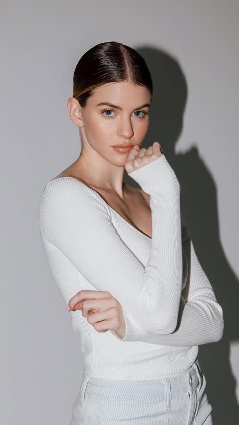 Instagram post by @saracroce98 for Astra Make-Up. Caption reads: Undici prodotti che uso per la mia natural makeup....