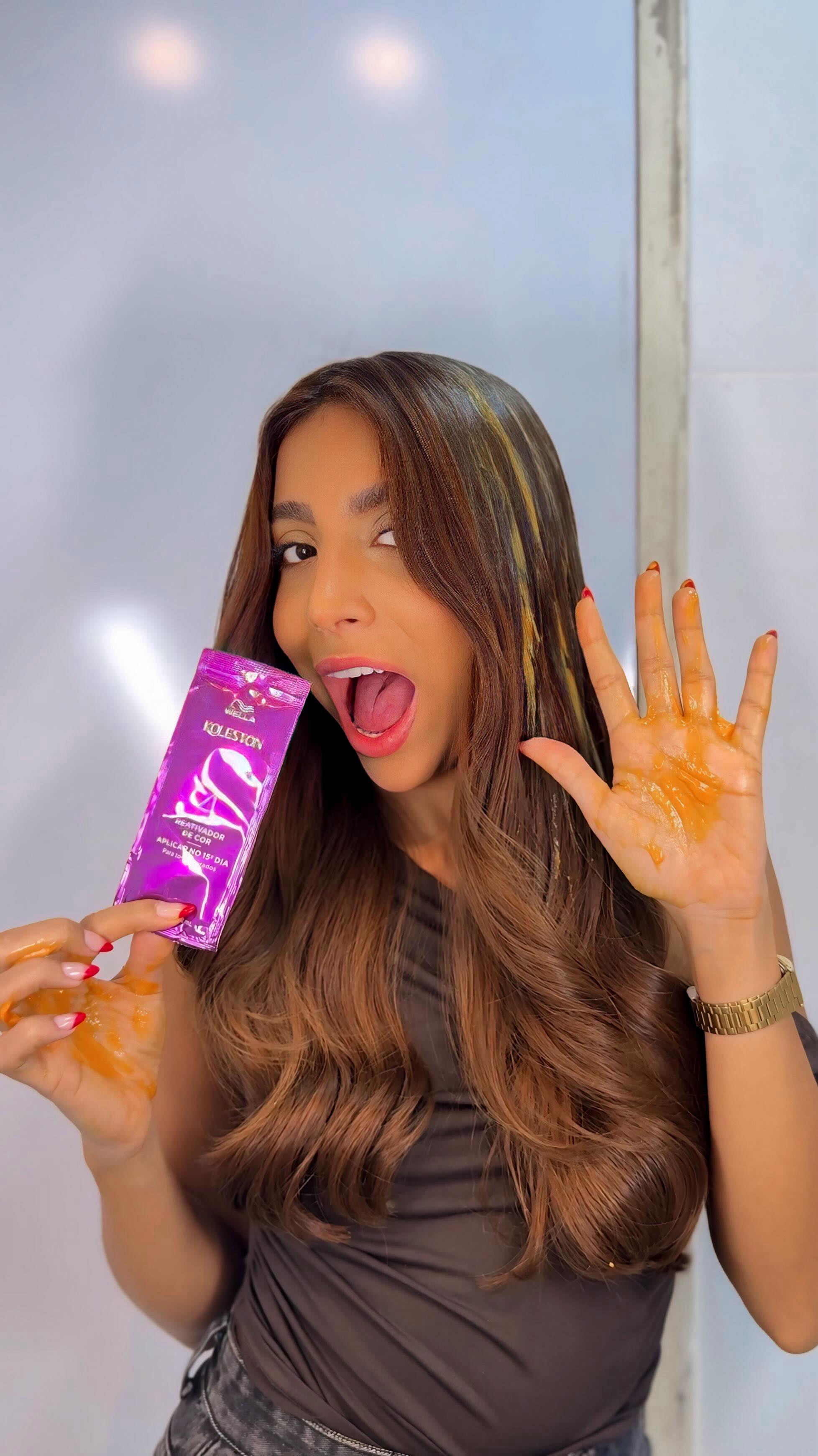 Instagram post by @trizhermano for Wella. Caption reads: REATIVANDO A COR DO MEU CABELO 🍫

Hoje eu mostrei....