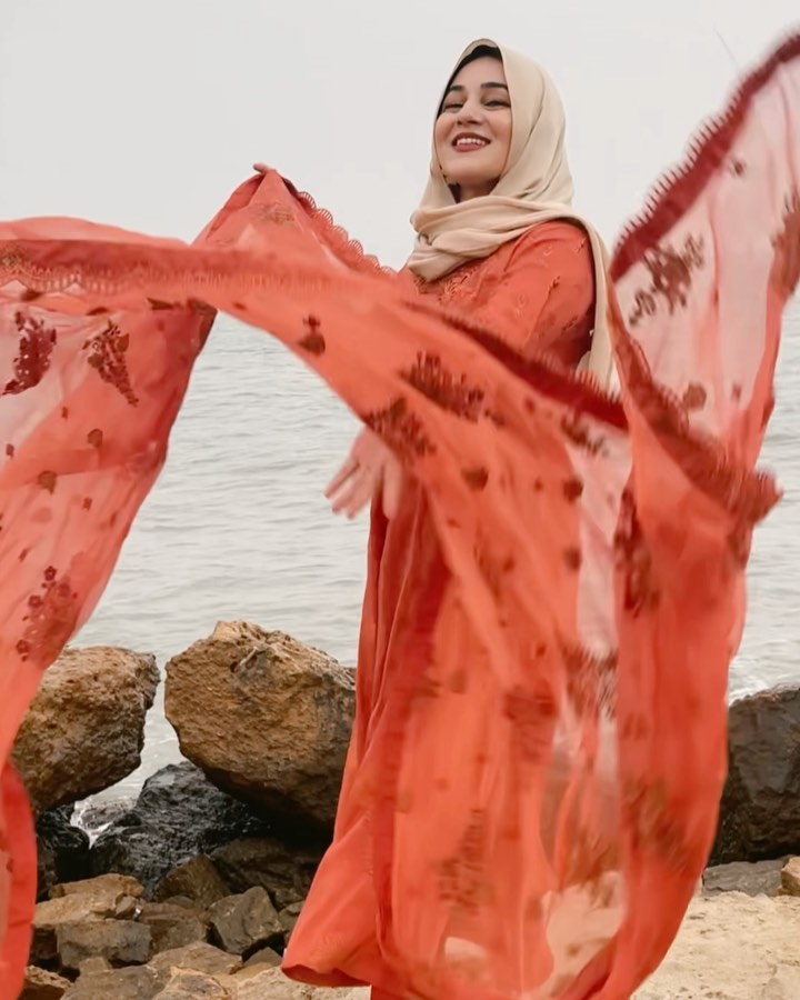 Instagram post by @amna.skhann for Iznik Fashion. Caption reads: [...] beautiful is this outfit from @iznikfashion....