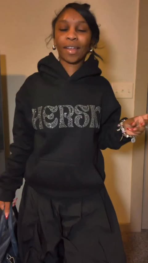 Instagram post by @_whatwouldzwear for TrovaTrip. Caption reads: [...] share this experience with you guys🩷....