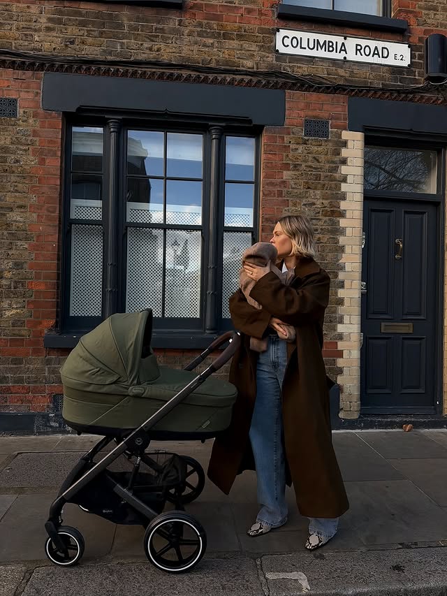 Instagram post by @jessie_bush for CYBEX. Caption reads: Oh to be pushed around in @cybex_global all day.....