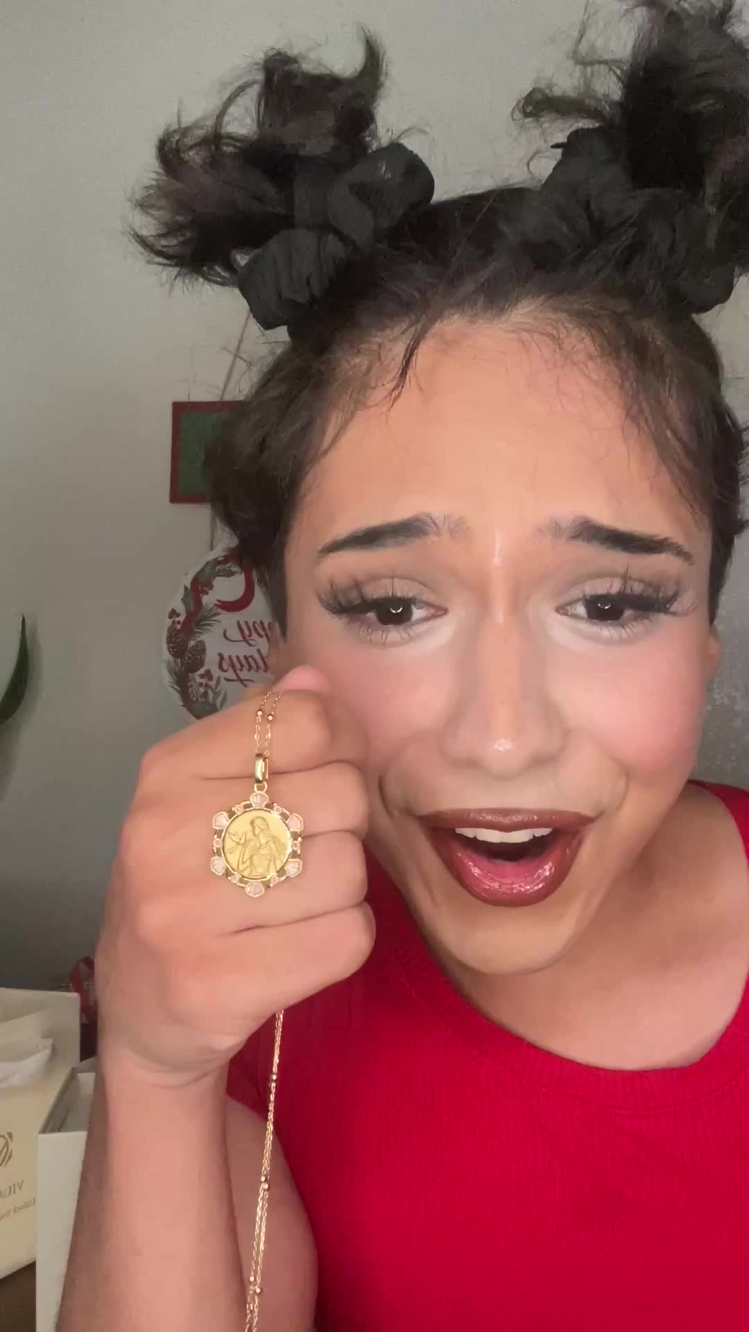 TikTok post by @jayyduran for Vidawheel Jewelry. Caption reads: me encanta mi regalo 😍🎁@VidaWheel Official  ....