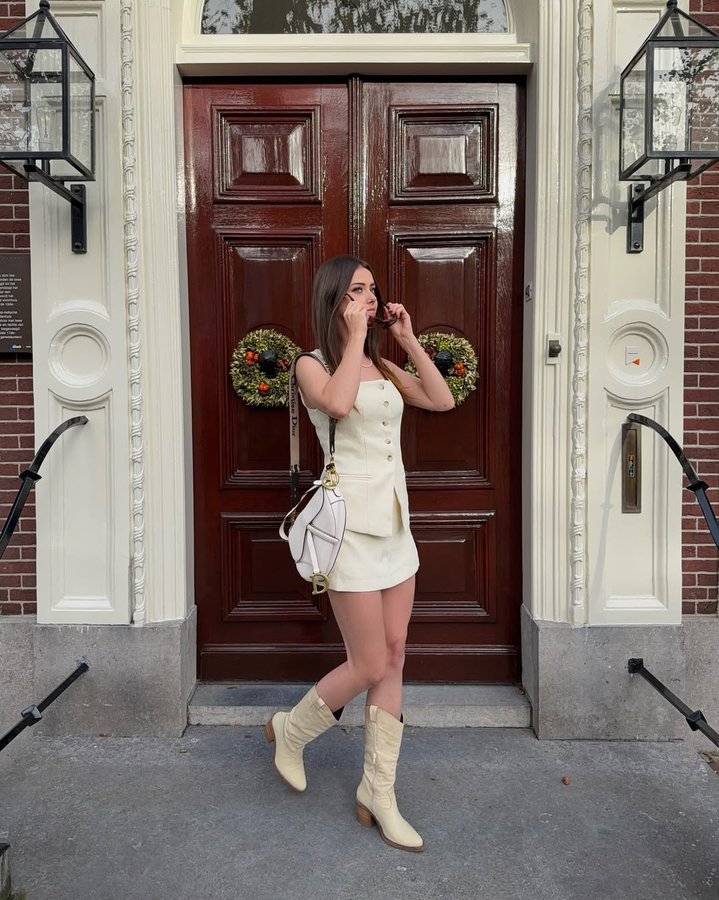 Instagram post by @lisajkoster for Missguided. Caption reads: picture gives me: pumpkin spice latte 🍁☕️ 
Autumn....