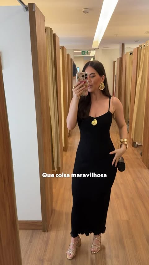 Instagram post by @rafasampaiio for Lojas Renner. Caption reads: Que vestido perfeeeito! ✨☀️😎✔️ 
Comenta “eu....