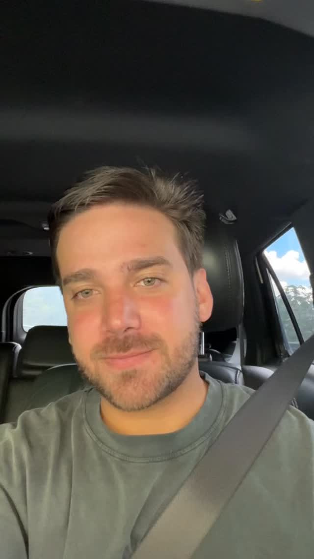 Instagram post by @armandopoyo for Smirnoff. Caption reads: Tengo nueva familia, nueva embajada @smirnoff_ve....