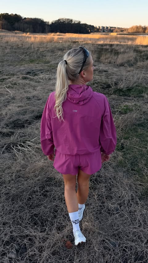 Instagram post by @klarawester for ICANIWILL. Caption reads: [...] beats early morning runs🌞 Fit is @icaniwill....