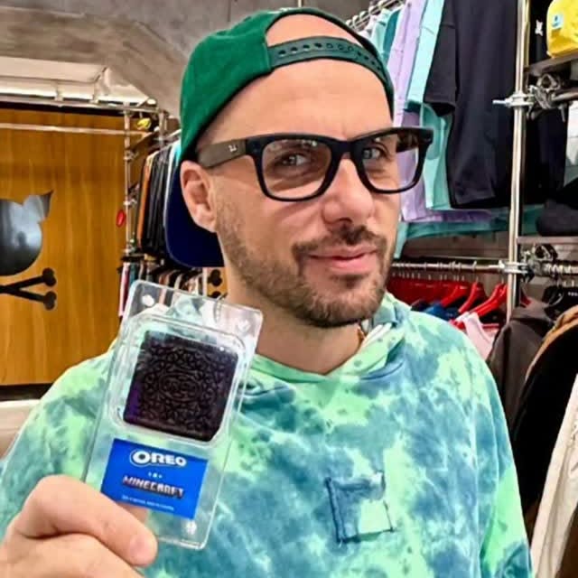Instagram post by @deliric for Oreo. Caption reads: Oreo pătrat ?!?! 🤯
Da. Special pentru Minecraft....