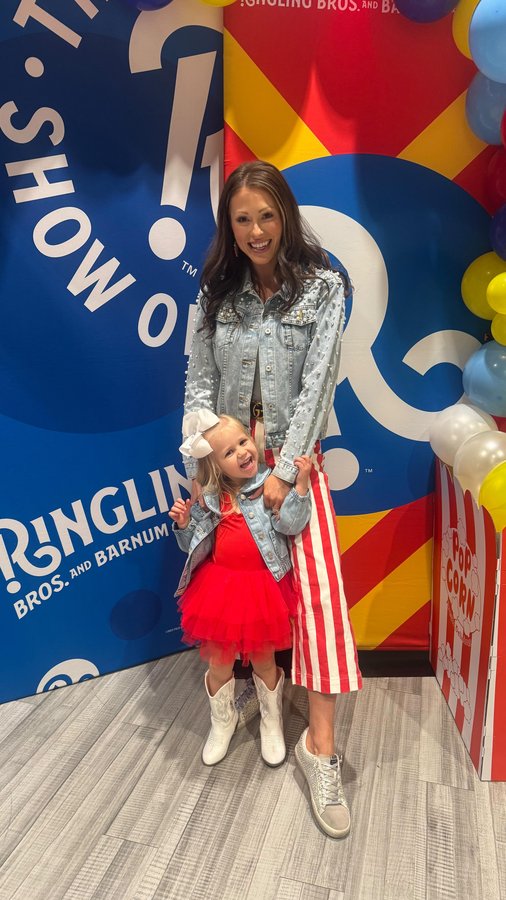 Instagram post by @everydayisdarling for Ringling. Caption reads: The greatest show on earth 🤡🍿❤️🎪🥤

@ringling....