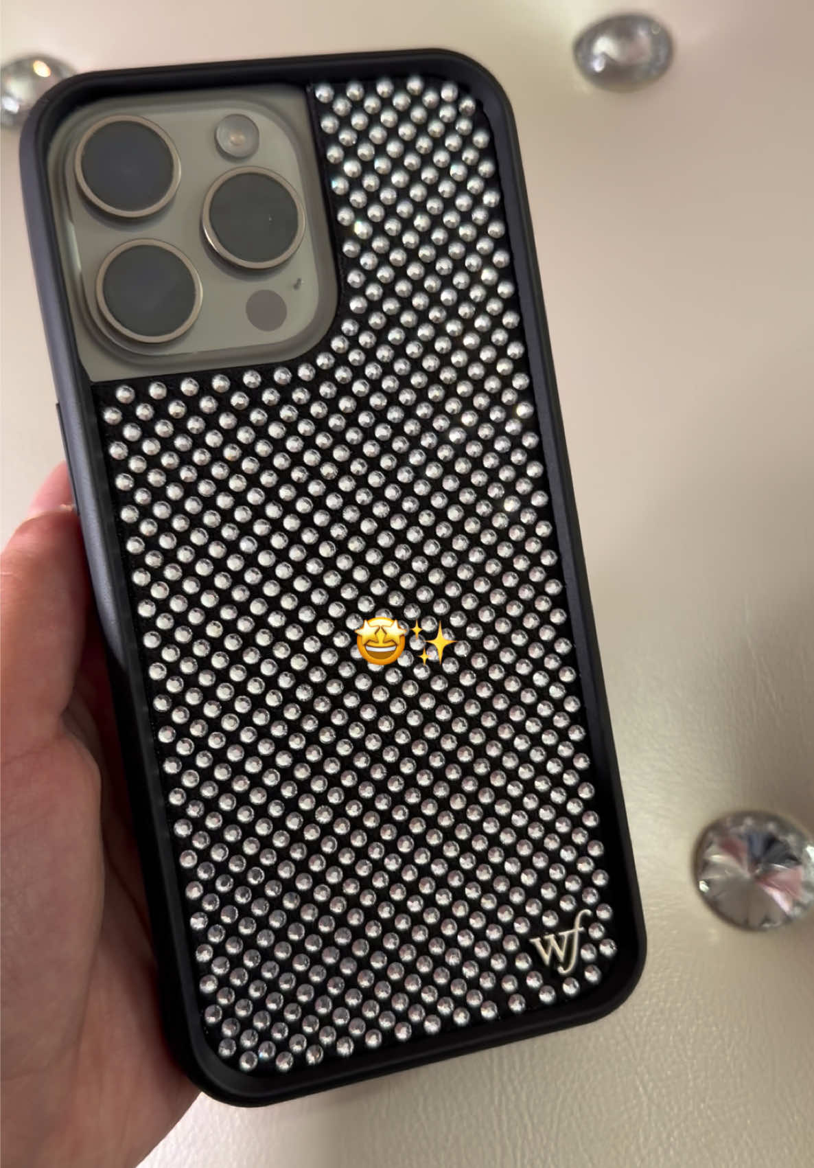 TikTok post by @gal_adelaidaa for Wildflower Cases. Caption reads: 🤩🤩🤩 @Wildflower Cases #fyp #paratii #case [...].