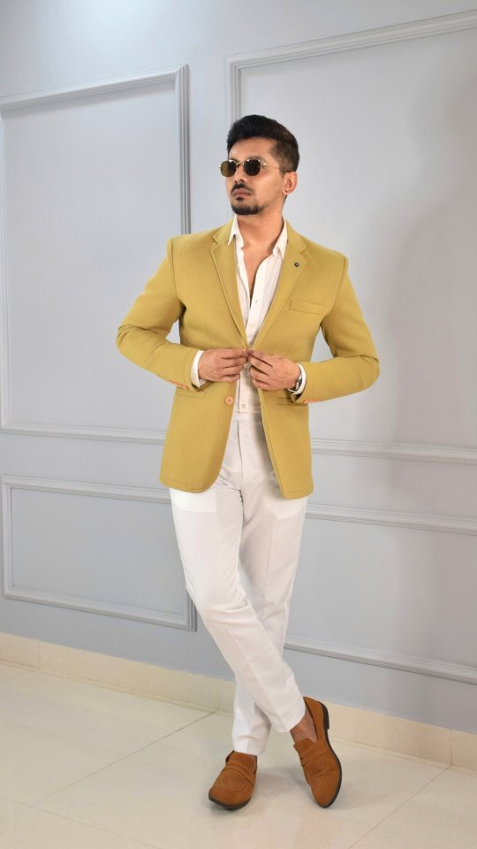Instagram post by @in.his.wardrobe for Snapdeal. Caption reads: Creating an Expensive look, but on a budget thanks....