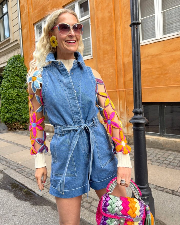 Instagram post by @muggemugge for Lollys Laundry. Caption reads: [...] playsuit around 🩷👖🌈🌸

ad/
👖:....