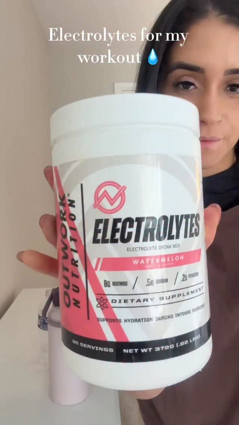 Instagram post by @natiane_barbosaa for Outwork Nutrition. Caption reads: [...] Electrolytes Powder Drink Mix from Outwork....