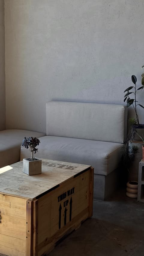 Instagram post by @gabidaiagi for Edikted. Caption reads: styling camo shorts 🖤 
shorts: @edikted....