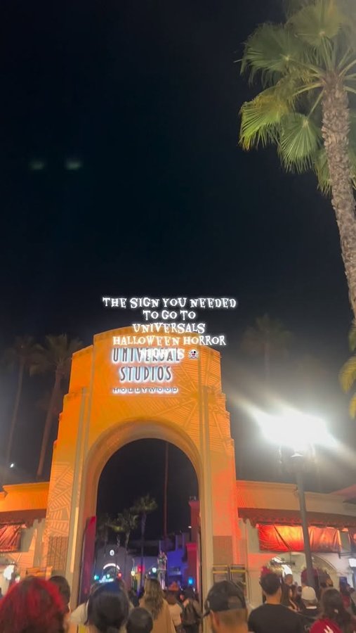 Instagram post by @profe_noriii_mm for Halloween Horror Nights. Caption reads: @horrornights 
#fyp #profenoriii #teachersoftiktok....