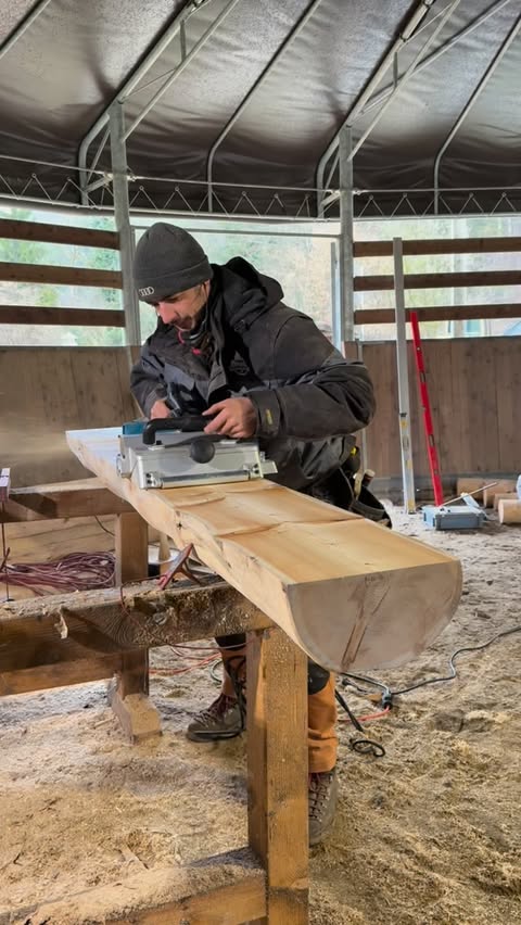 Instagram post by @pasi.woodworks for Blåkläder. Caption reads: Smooooth 🤘⚔️ • #logbuilder #logbuilng #loghomes....