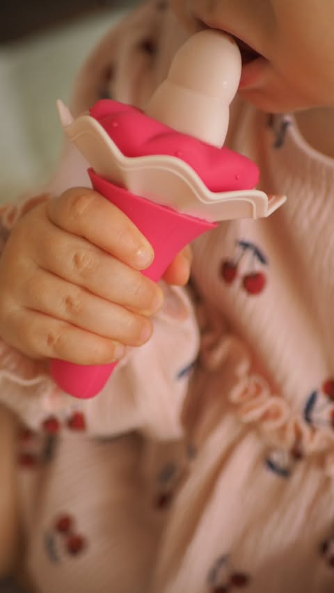 Instagram post by @baba.na.zakupach for Moonkie. Caption reads: [...] 🍓

Weaning made wonderful 🍇✨
The Moonkie....