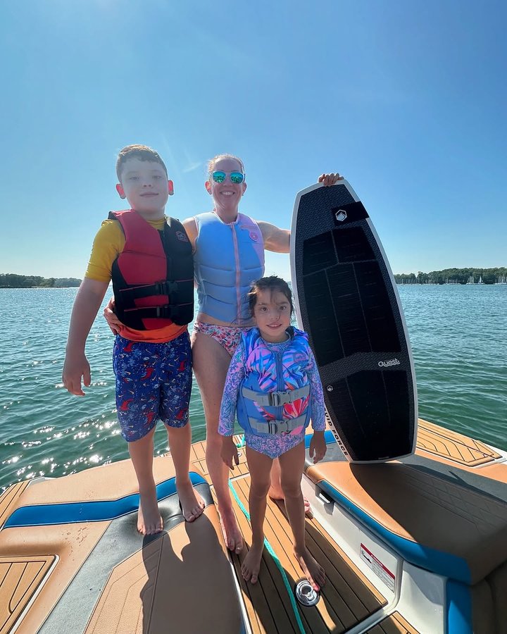 Instagram post by @ladyspinedoc for Liquid Force. Caption reads: [...] 😎

Jackets and Board by our favorite....