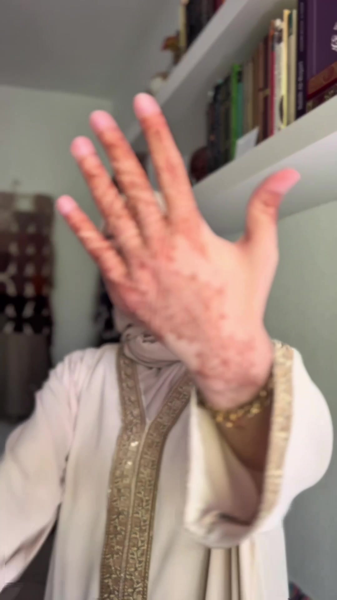 TikTok post by @smahan.j9 for Musc Intime. Caption reads: oliendo a reina 🌸👑 toooooda la boda @MUSC INTIME....