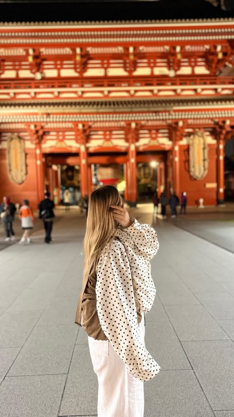 Instagram post by @pollyinparadise for GetYourGuide. Caption reads: [...] show that we booked through @getyourguide -....