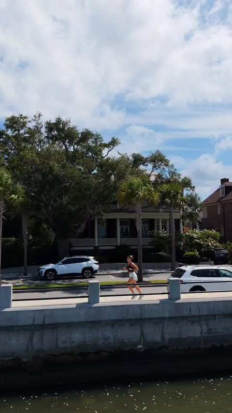 Instagram post by @jessie.schramm for Electrolit. Caption reads: [...] Charleston humidity has been NO joke.....