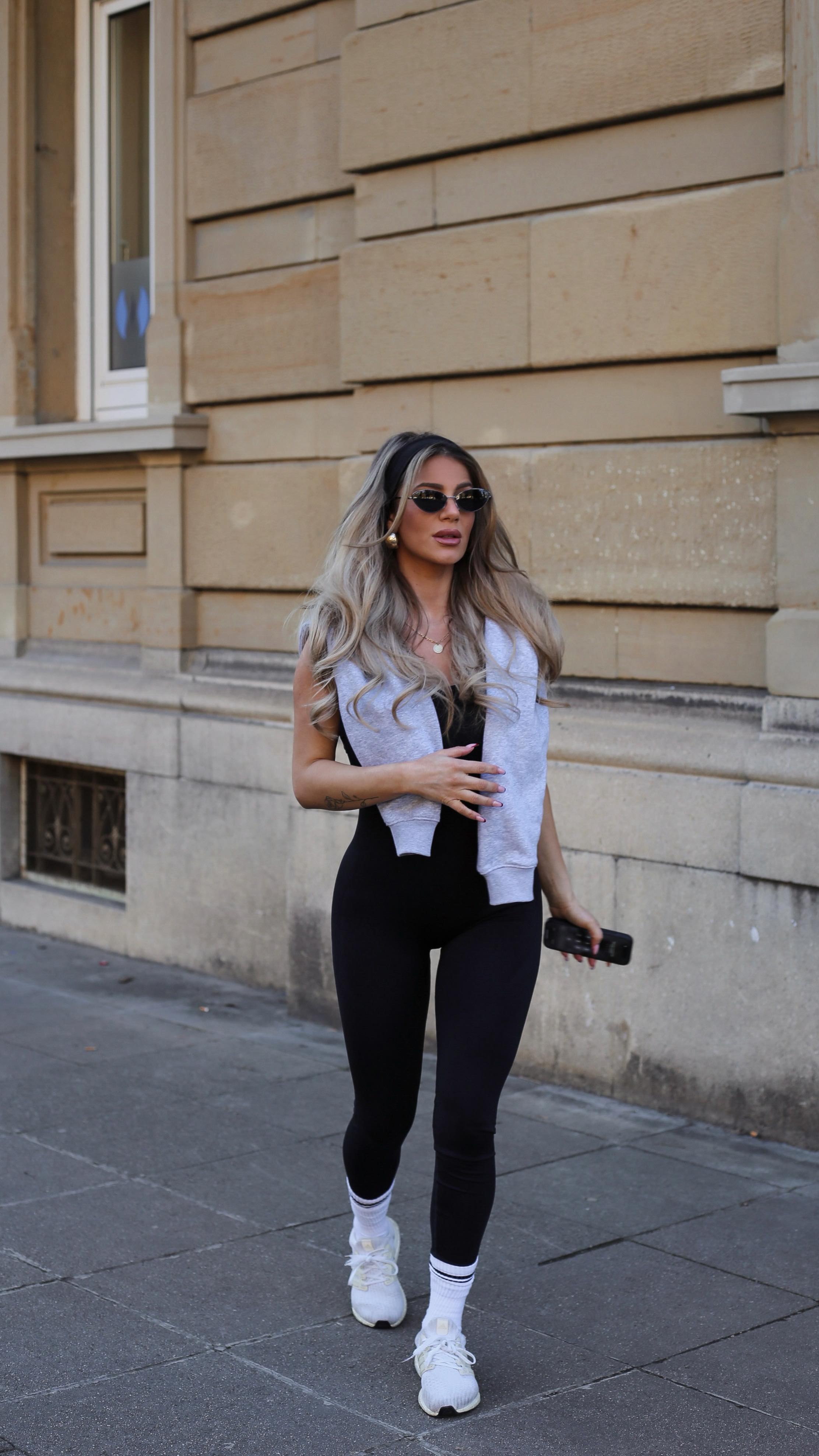 Instagram post by @naomi_delapenia for Women's Best. Caption reads: [...] Seamless Scrunch Unitard' @womensbest 🖤 get....