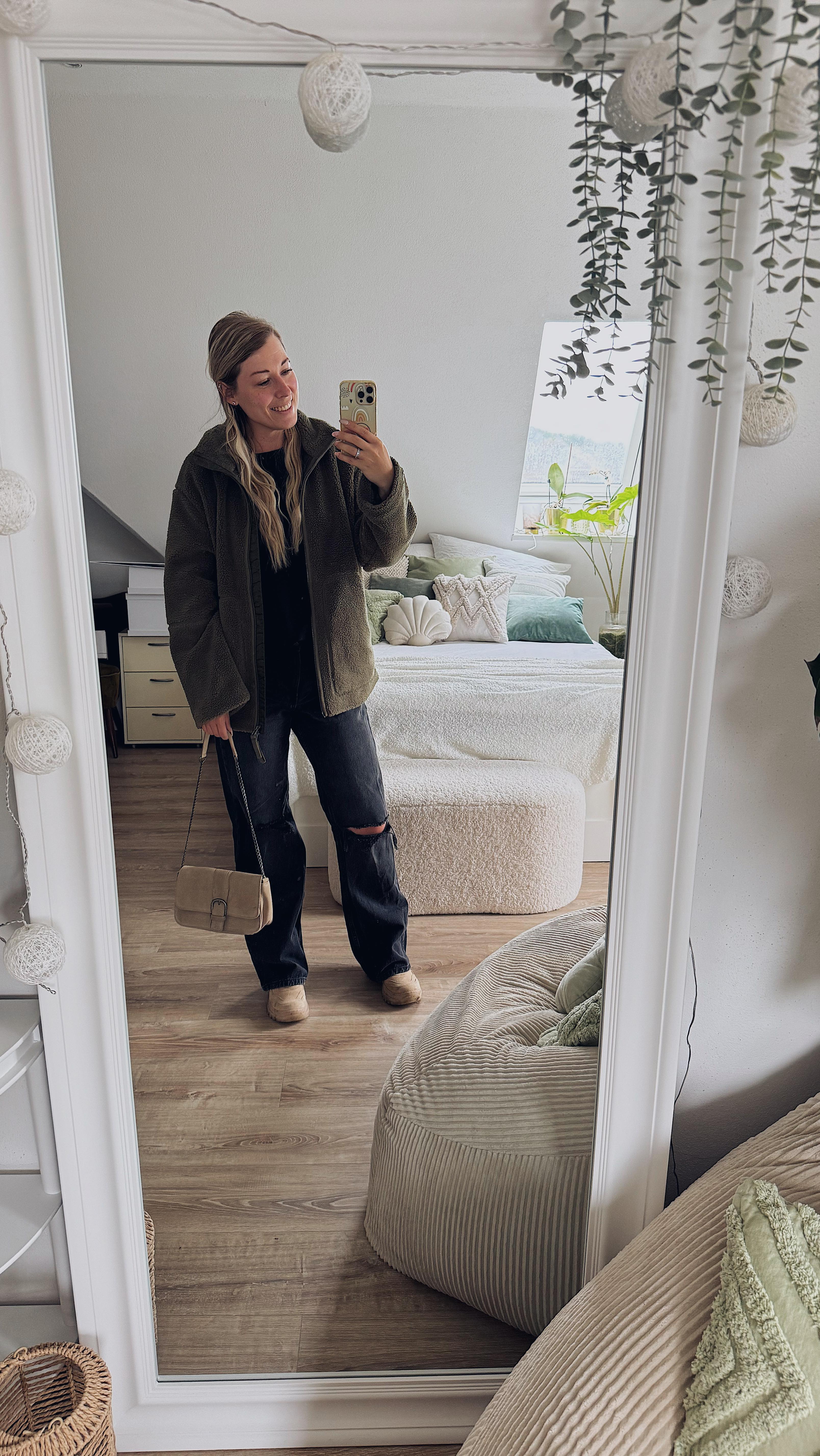 Instagram post by @fashionkitchen for Tamaris. Caption reads: OUTFIT CHECK🦔

Outfitdetails -....