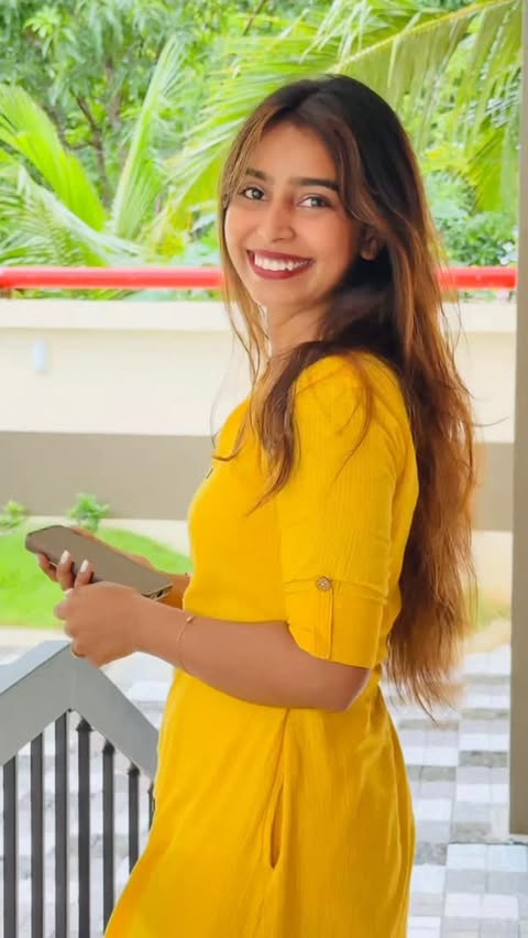 Instagram post by @sk_media2244 for Welcome Talents. Caption reads: Comment YELLOW for Dress 💛🔗 #foryou #meesho....