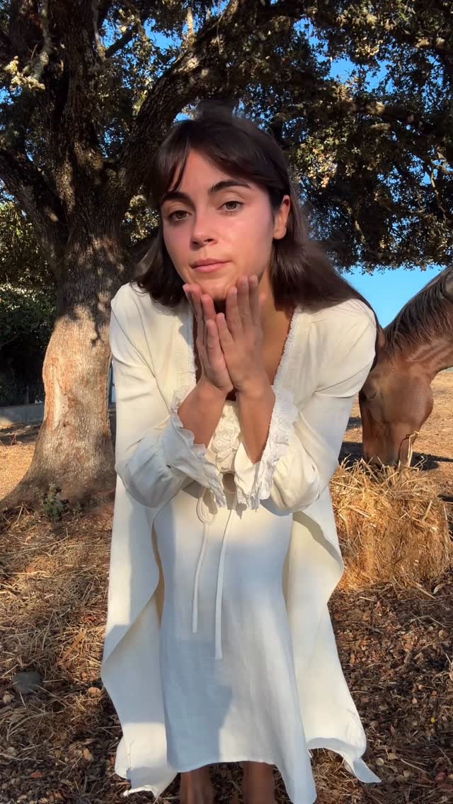 Instagram post by @carminhoqueiroga for Sisley Paris. Caption reads: How to: harness your radiance

@carminhoqueiroga....