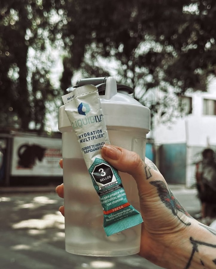 Instagram post by @pamevoguel for Liquid I.V. México. Caption reads: Más fácil imposible, con @liquidivmx me mantengo....