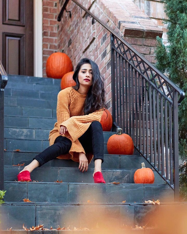 Instagram post by @mahamfatima for Charlotte Russe. Caption reads: Day 4/5: Red lips it is!! 💋 What do you think?....