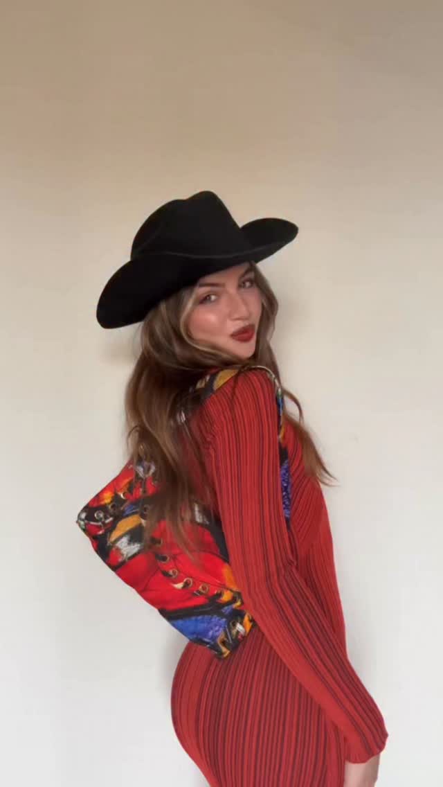 Instagram post by @swamicaputo for Desigual. Caption reads: get ready with @desigual  #gift.