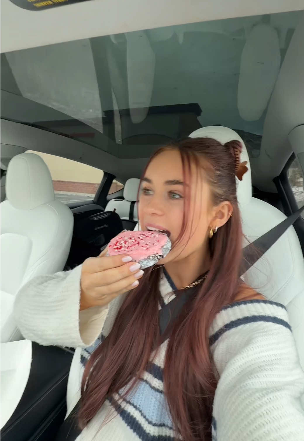 TikTok post by @kylensuttner for Glamnetic. Caption reads: NOT THE STUTTER IM CRYING!! 😅😭🤣 but i can’t....