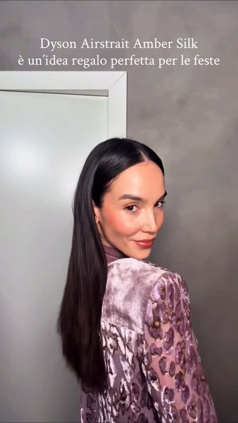 Instagram post by @paodb for Dyson. Caption reads: GRWM holidays edition con Dyson Airstrait Amber....