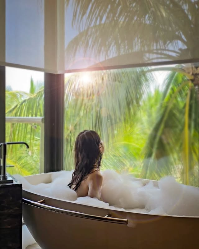 Instagram post by @kimhey79 for InterContinental. Caption reads: ad @intercontinentalphuquoc 내가 가장 좋아하는 스테이 중 하나.....