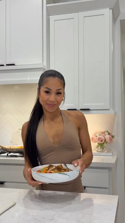 Instagram post by @mhfiitt for Taste Republic. Caption reads: [...] • add your choice of protein! #tasterepublic....