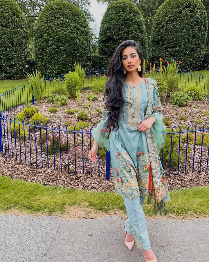 Instagram post by @farahrajax for Shiffonz. Caption reads: [...] for an outfit make sure you check out....