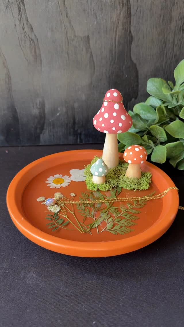 Instagram post by @midnight_cottage_co for Craft Resin. Caption reads: 🌿 Making a Magnolia Tray with @craft.resin ✨

🛍....