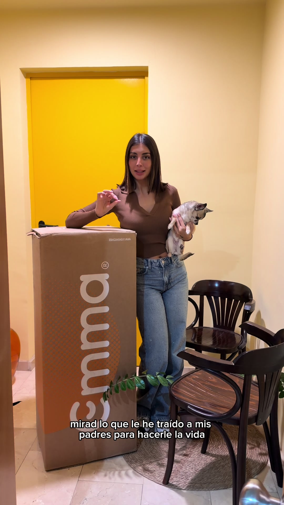 TikTok post by @iammarieta_ for Emma Colchon. Caption reads: Os dejo mi código MARIETA10 en @Emma Colchón ES ....