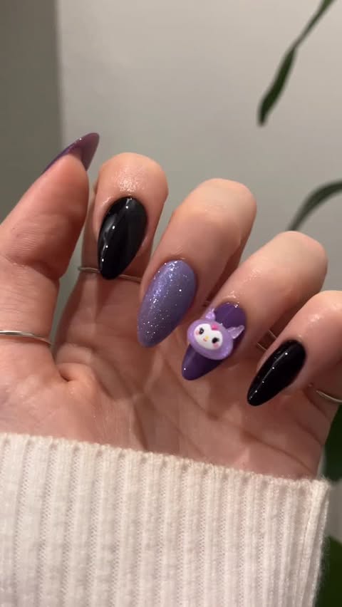 Instagram post by @abranchesju_ for Mercado Livre. Caption reads: Kuromi nails 💜🖤

ID dos esmaltes no Mercado....