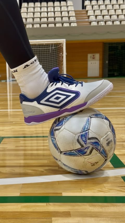 Instagram post by @shutarofutsal for Umbro. Caption reads: Umbro Pro Challenge Uptake 🟪🔊🔛 Os tênis [...].