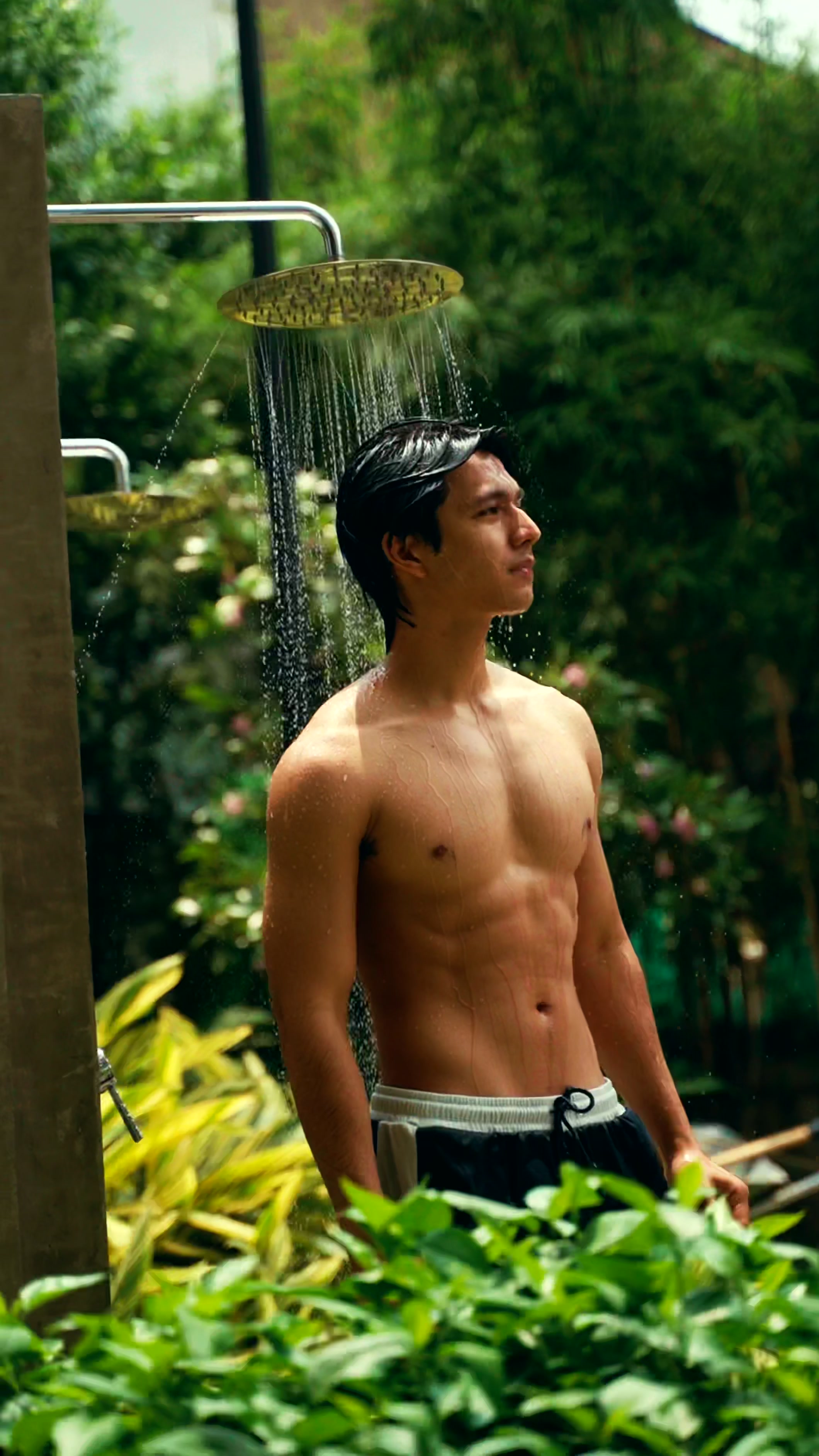 TikTok post by @jeffmoses_ for Head & Shoulders Philippines. Caption reads: [...] flakes steal the spotlight. @Head &....