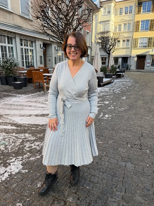 Instagram post by @whoisthatlondonmum for Izabel London. Caption reads: Getting those steps in in Winterthur 🇨🇭 

Outfit....