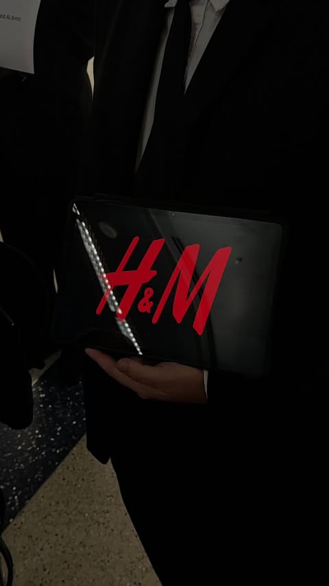 Instagram post by @klaudiasadownik for H&M. Caption reads: przegląd nowość @hm feat. randka z panem 2....