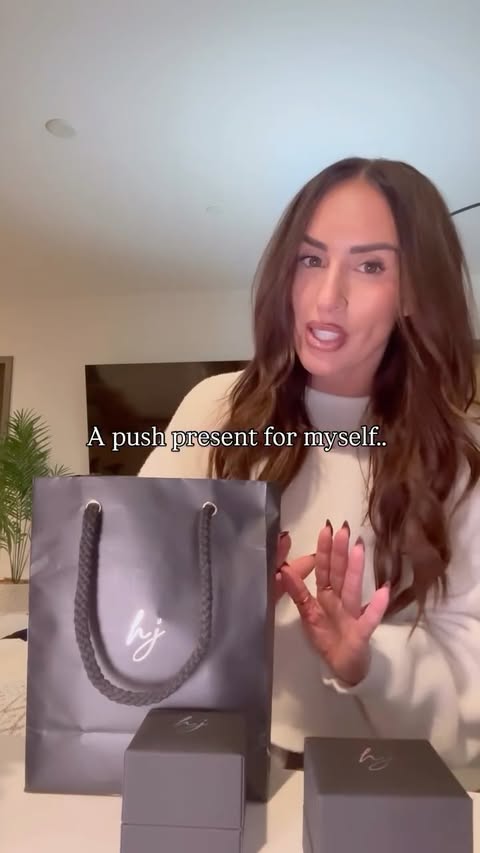 Instagram post by @giovanna.caponetto for Happy Jewelers. Caption reads: @happyjewelers is the key to my heart… so I gifted....